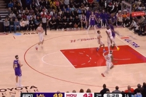 太轻松！东契奇弧顶被包夹后分球 艾顿冲击内线飞身暴扣