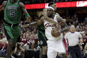 阿里纳斯：当年詹姆斯和皮尔斯不算宿敌 单论个人能力没得比较