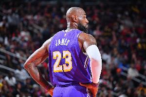 打服了？A·史密斯：我现在黑詹姆斯任何一点儿 我都会感到内疚