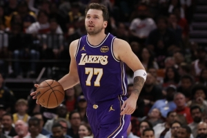 砍瓜喝水！东契奇三节砍本赛季第13次单场40+ 继续扩大领跑优势