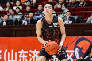 邱彪打趣：王证要加强力量&再自信点 打球没出汗 来发布会出汗了