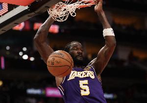 维拉纽瓦：艾顿意识到要像卡佩拉那样打球 改变心态对他帮助很大