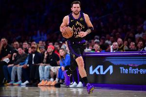 无论是三分中投还是突破 东契奇刀刀见血拳拳见肉 比赛极具杀伤力