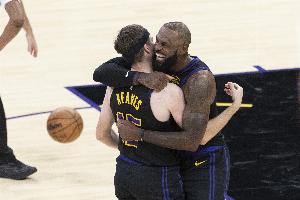 情商拉满里夫斯：暂停时詹姆斯说他不累 我也跟着说我也不累