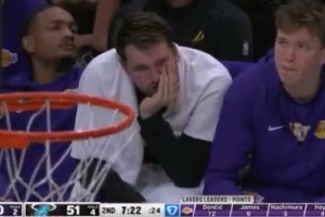 累了吗？东契奇替补席远端静坐手托下巴一脸疲惫