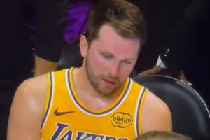 背靠背100分啊！本场怒砍60分的东契奇瘫坐在椅子上：我太TM累了~