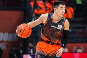 专注于串联！高诗岩半场送出7助攻 另有2分5篮板&正负值+17