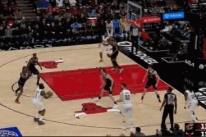 登哥发力了！哈登先是干拔3+1&再兜出来又中三分 连砍7分！