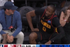 看起来心情还不错！库明加救球摔观众席 坐着休息下等队友来拉