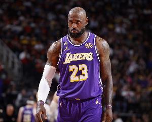 活力十足！詹姆斯连续反击 空接上篮&造杀伤获得罚球