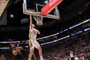 空中华尔兹！费尔斯送吊传 马特科维奇360°转身空接暴扣