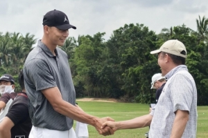好久不见！易建联现身观澜湖高尔夫比赛 面带笑容心情不错