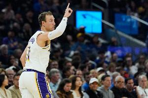 用文森特换来的！肯纳德冷血三分一击毙命 全场7中5贡献13分3板