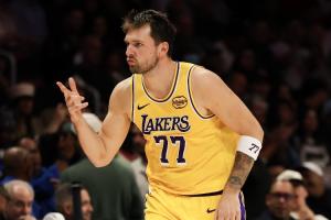 你要干什么啊！东契奇首节各种高难度 11中7且0罚球无解再轰16分