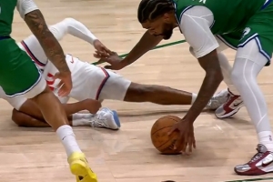 你学伊森？加兰关键时刻被断 独行侠反击得手反超比分