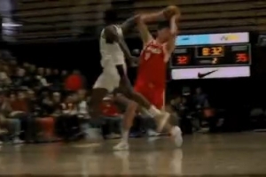 很写意！杨瀚森保护后场篮板推反击 不看人领传助飞乐福