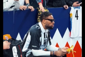 威姆斯又到现场看广东队比赛了 这次坐在广东队家属席❤️