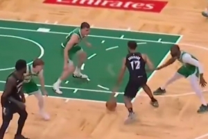 真·节奏大师！李凯尔连做三次in&out晃晕加尔扎 抛投轻松入筐！