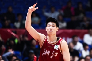 高开低走！程帅澎15中8&5记三分拿下27分 上半场22分后机会不多