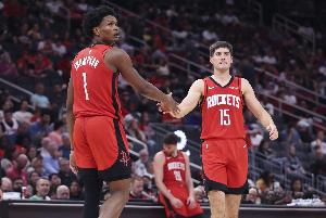 火媒：阿门和谢泼德有潜力成为联盟最佳后场 他们技术完美互补