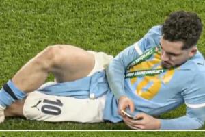 松弛感满满！联赛杯夺冠后，谢尔基侧躺在球场内玩手机