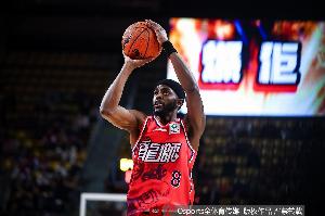 前NBA球员！贾斯汀·霍勒迪半场出战17分钟10中7轻松砍下16分
