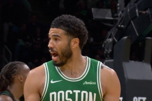 不满判罚！塔图姆上篮不中 认为戈贝尔防守推人没吹抱怨吃T