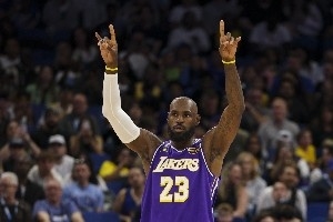 1612场！詹姆斯转发破纪录之夜个人定制球鞋照：向帕里什致敬！