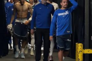 无缘季后赛+目睹穆迪重伤！侠队众将面无表情 低头沉默 扶额退场