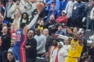 关键一手！詹姆斯最后发球被哈里斯碰到了 打乱了湖人的最后一攻