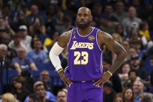 詹姆斯拿到12分9板10助准三双 出现4失误 正负值-8最低