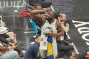 眯眼看冠军旗帜嘲讽老鹰球迷！追梦：他们闭嘴了 很难再冲我叫了