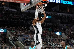 统治攻防！文班过去七场：场均30.2分钟砍下27+11+4+3帽