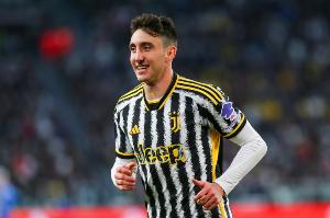 意媒：巴萨寻找全能型边后卫，有意尤文图斯的坎比亚索