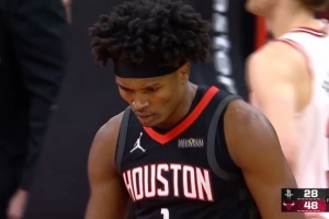 搞什么呢？小史密斯空位三分球不中&阿门快攻踩线失误