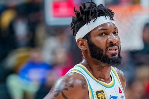 媒体人：杰曼因不擅长和内线挡拆 导致缺少球权 明显打得很不自在