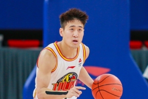 依旧是球队大腿！姜伟泽13中7砍全场最高21分 三分5中3&罚球4中4