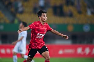 刚获中国金童奖！17岁帅惟浩无缘蓉城一线队和B队名单 或无球可踢