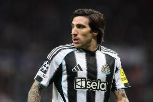 曼联中场引援目标缩减到三人：托纳利、埃利奥特·安德森、沃顿