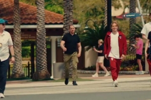 老队友！卡塞米罗在美国与莫德里奇见面，赠送魔笛巴西球衣