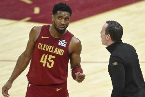 教练说这种防守季后赛走不远?米切尔：没错 我们需要解决这个问题