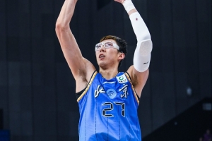 点赞！周琦罚球破冰后6罚全中&末节攻防强硬 全场贡献12分9板2帽