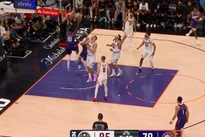 好兄弟发力了！马卢阿奇空接暴扣 随后单吃约基奇抛投得手