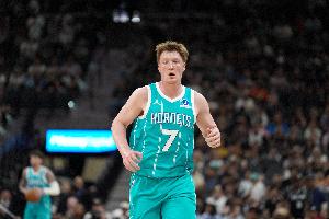 百步穿杨！克尼佩尔外线开火 三分3连击率队扩大优势