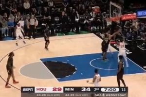 大锤发力！李凯尔单防伊森 连续送后者大帽并保护后场篮板