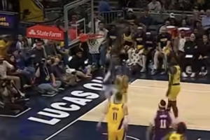 调皮可爱！詹姆斯转发布朗尼扣篮后吐舌片段 并评论吐舌表情