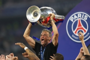 执教不到三年已夺八座冠军！斯基拉：巴黎开始与恩里克谈续约