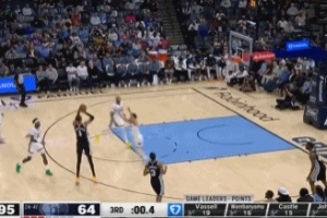 分毫不差！文班亚马跟进接球命中第三节压哨三分球 球进灯亮