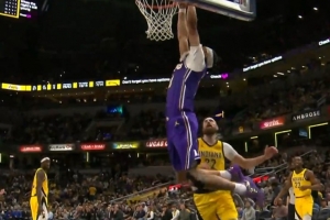 漫天飞饼！詹姆斯&东契奇连送助攻 海斯高效终结连中3球独得6分