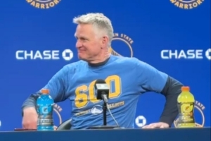 科尔穿600胜T恤接受采访：库里还没对抗训练 侧翼位置现在很薄弱